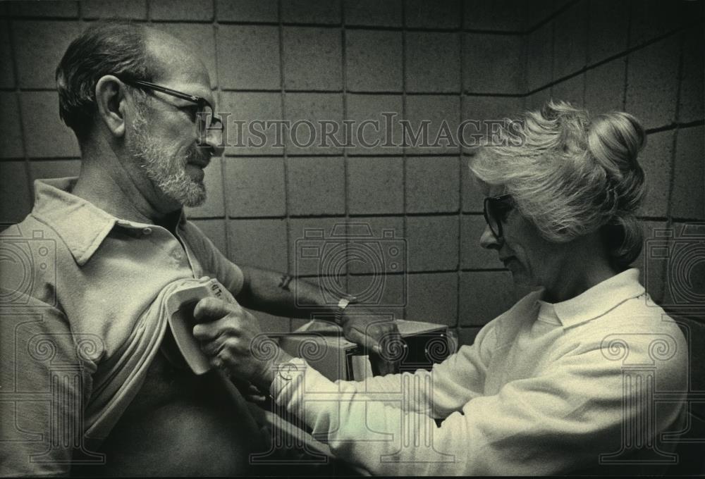 1986 Press Photo Henry Spence got his heart monitored by nurse Georgeann Ellison - Historic Images