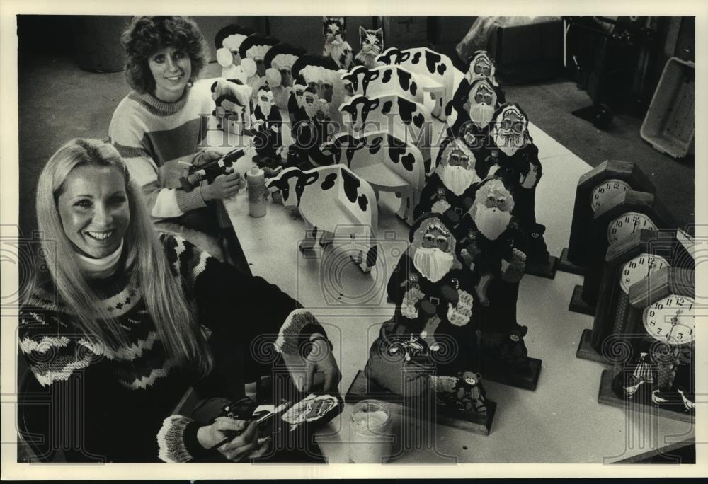 1988 Press Photo Karen Crowley creates Christmas holiday decorations - mjb84001 - Historic Images