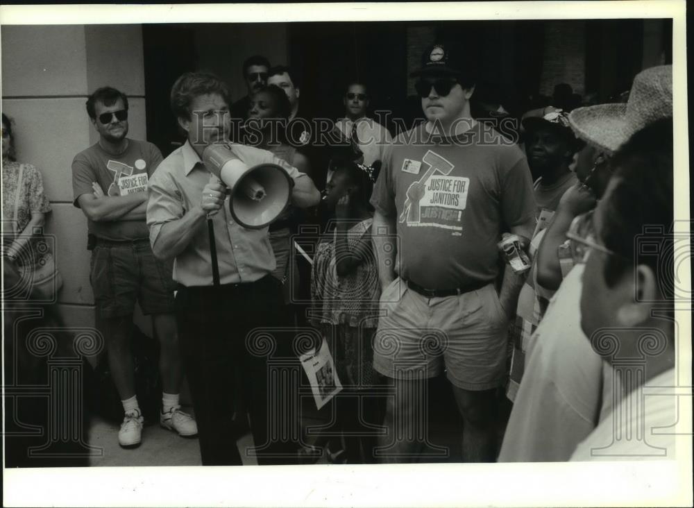 1994 Press Photo Roger Quindel addresses a rally Wednesday at Schlitz Park - Historic Images