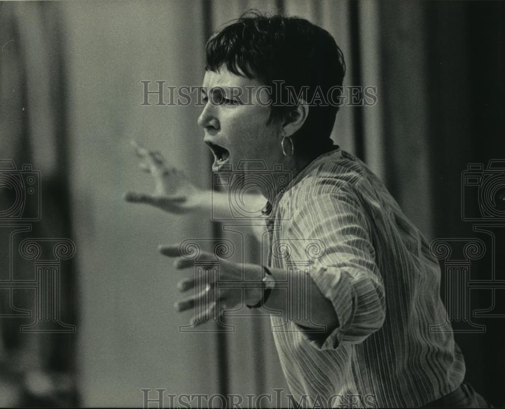 1985 Press Photo Mary Ann Piggins tells story to school children, Whitefish Bay - Historic Images