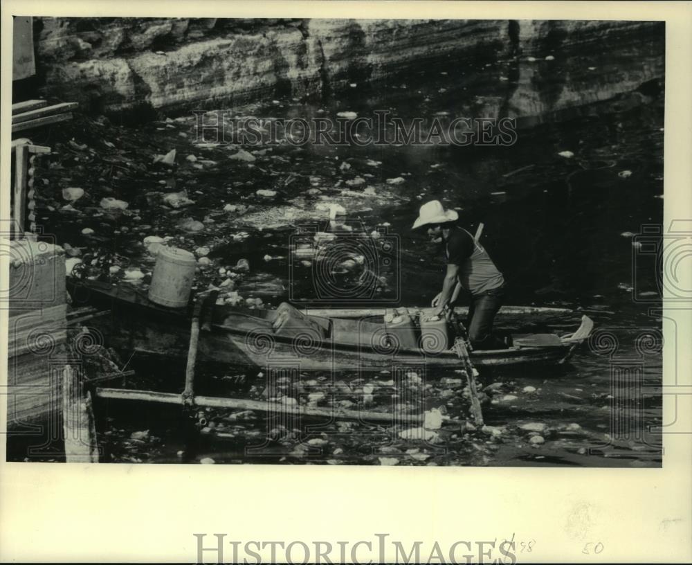 1986 Press Photo Rodolfo Lacorte returned to dump with fresh water, Philipines - Historic Images