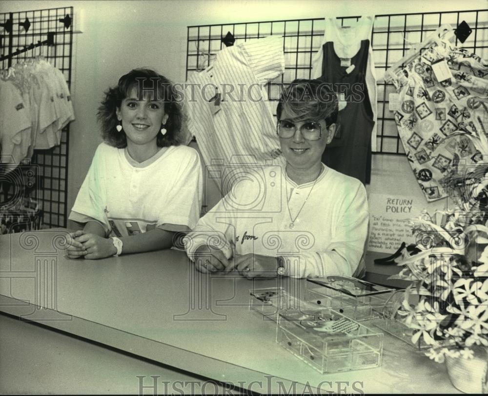 1987 Press Photo Pat and Debbie Jensen open In Group shop in Bayside - mjb84124 - Historic Images