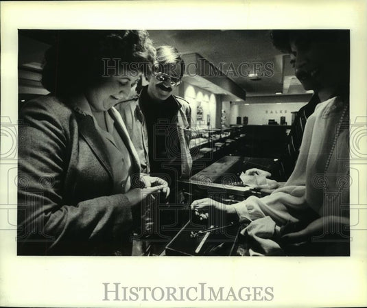 1984 Press Photo Carol Schmitt, Colgate Wisconsin, examines a ring at Zales - Historic Images