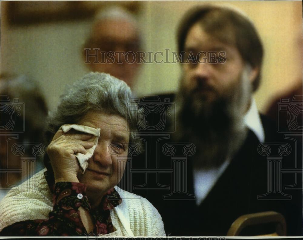 1994 Press Photo Khaya Vaynberg watches &quot;Fiddler on the Roof,&quot; Hartford Union HS - Historic Images