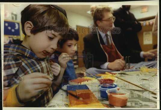 1992 Press Photo Daniel Borsuk, Yitzhak Frank paints menorahs, Yeshiva Elem. - Historic Images