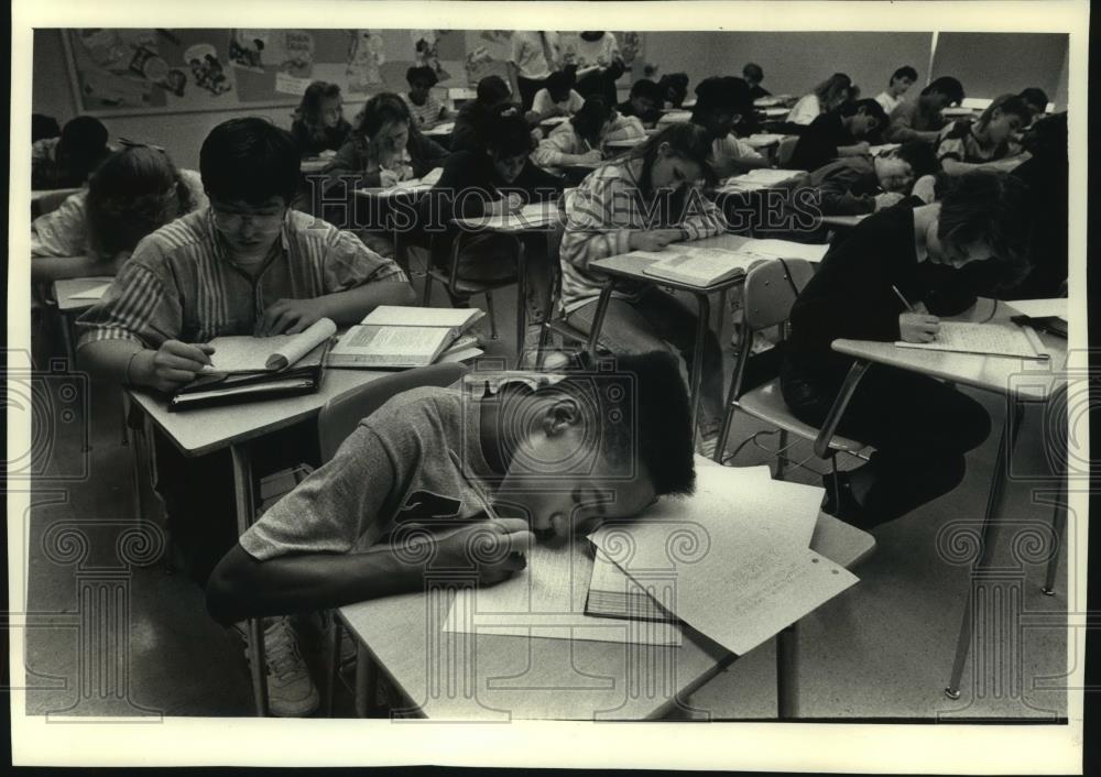 1991 Press Photo Javon Alston writes letters with classmates at Sholes School - Historic Images