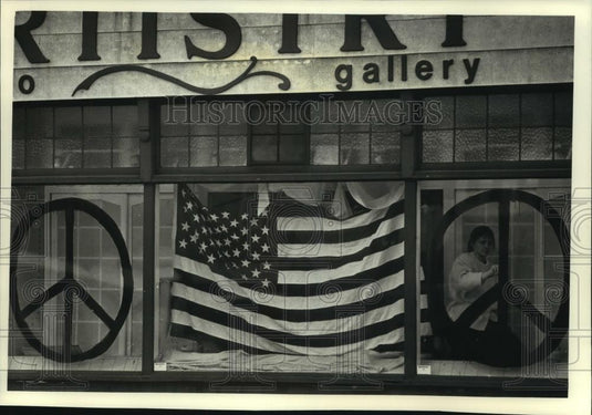 1991 Press Photo Susan Alexander sets up display at Milwaukee Artistry Studio - Historic Images