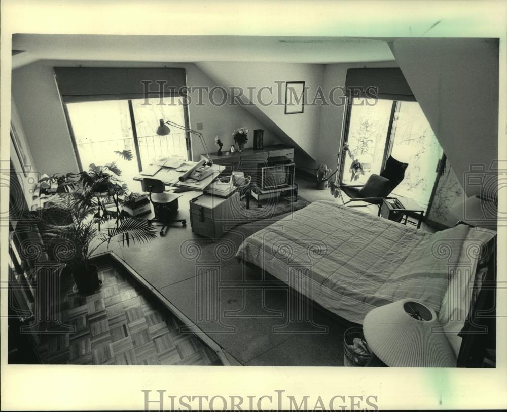 1985 Press Photo Remodeling projects in the master bedroom of a farmhouse. - Historic Images