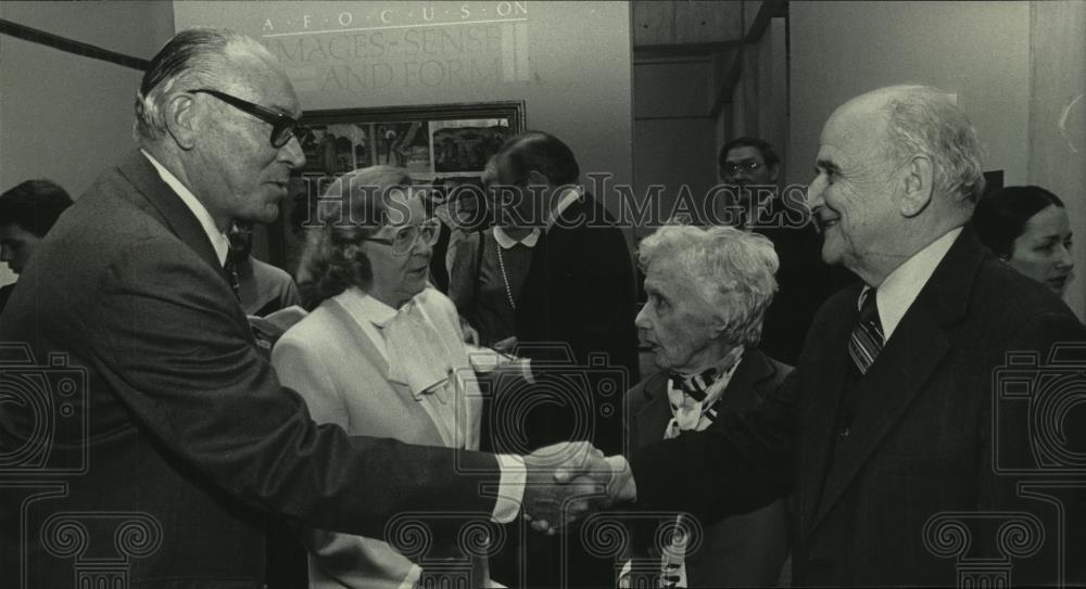 1985 Press Photo Couples Katharine &amp; Nelson Goodman greet Jane &amp; Lloyd Pettit - Historic Images