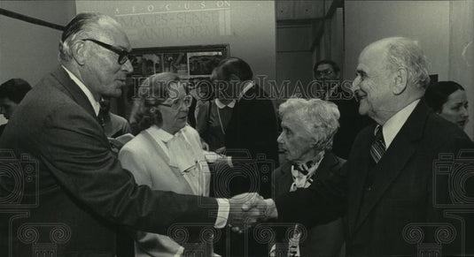 1985 Press Photo Couples Katharine & Nelson Goodman greet Jane & Lloyd Pettit - Historic Images