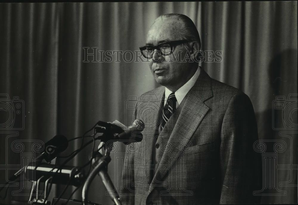 1983 Press Photo Lloyd Pettit co-owner of Milwaukee Admirals hockey team - Historic Images