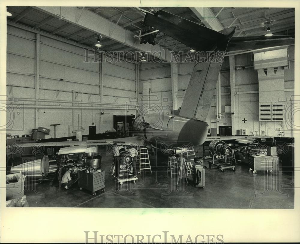 1984 Press Photo Workers at KC Aviation completing work on Canadair Challenger. - Historic Images