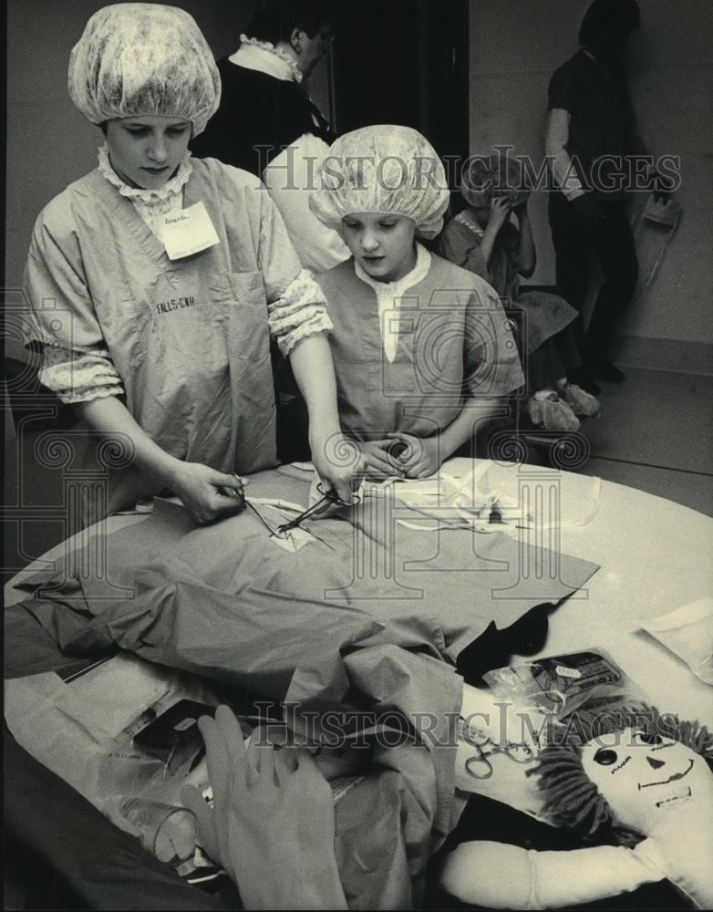 1986 Press Photo Students stitch up Raggedy Ann at hospital in Menonomonee Falls - Historic Images