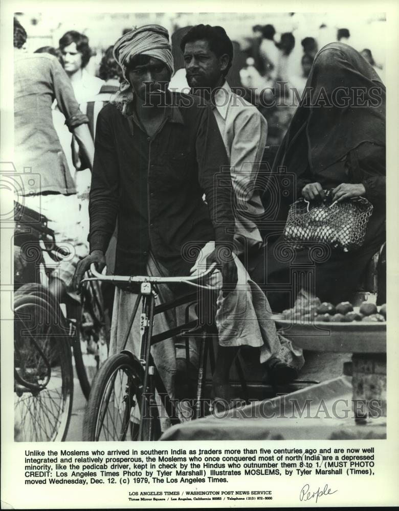 1980 Press Photo Moslem pedicab driver, India - mjb84334 - Historic Images