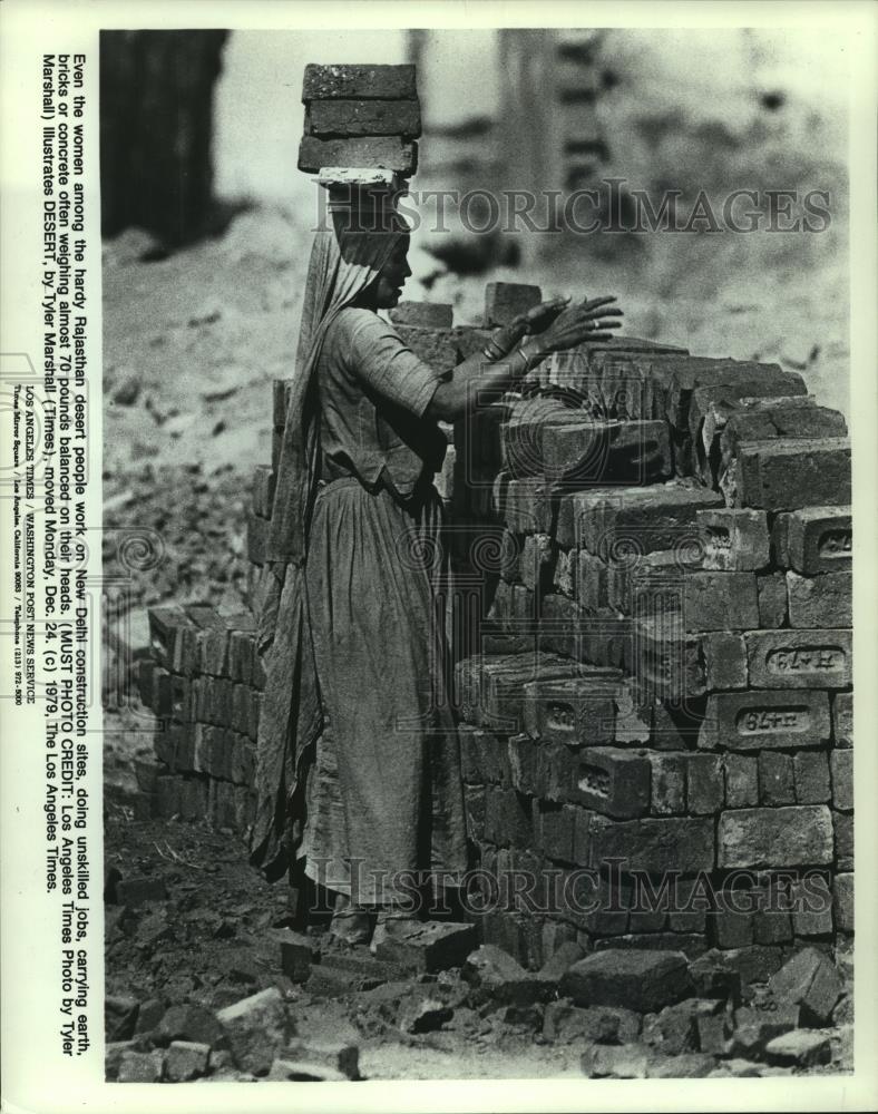 1979 Press Photo Rajasthan woman carrying bricks on her head, New Delhi, India - Historic Images