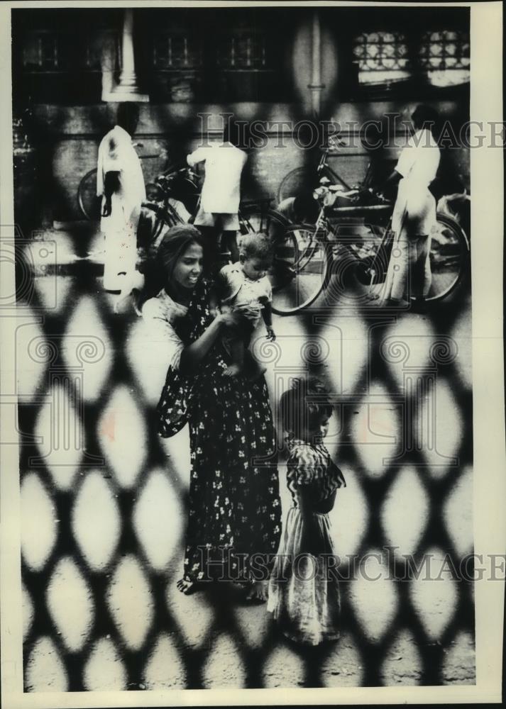 Press Photo Mother and children in Madras, India - mjb84343 - Historic Images