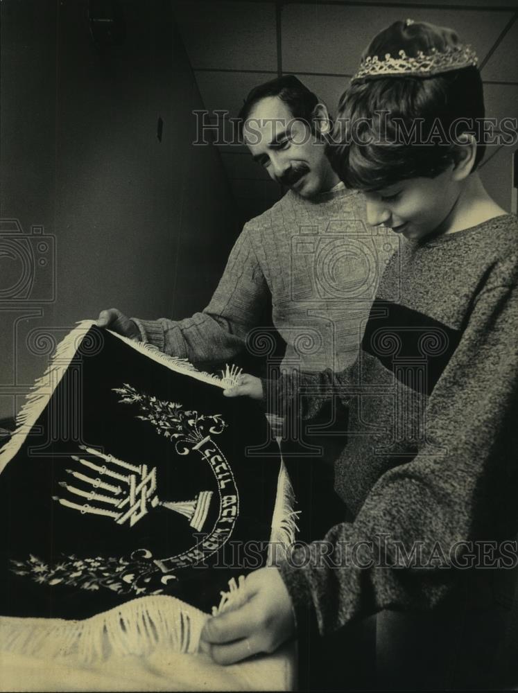 1986 Press Photo Jerry Schnoll (L),son Danny examine a challah cover from Israel - Historic Images