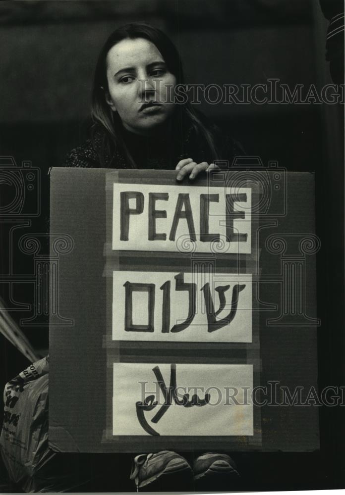 1991 Press Photo Persian Gulf war protester at Federal Building, Milwaukee - Historic Images