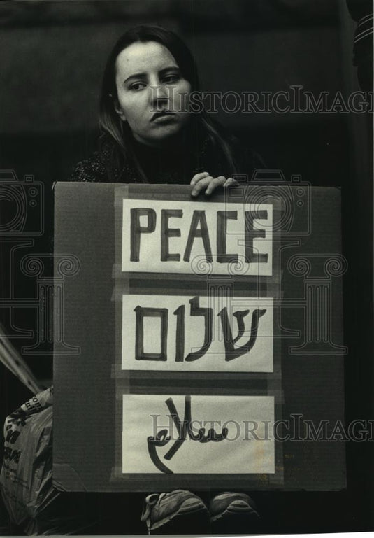 1991 Press Photo Persian Gulf war protester at Federal Building, Milwaukee - Historic Images