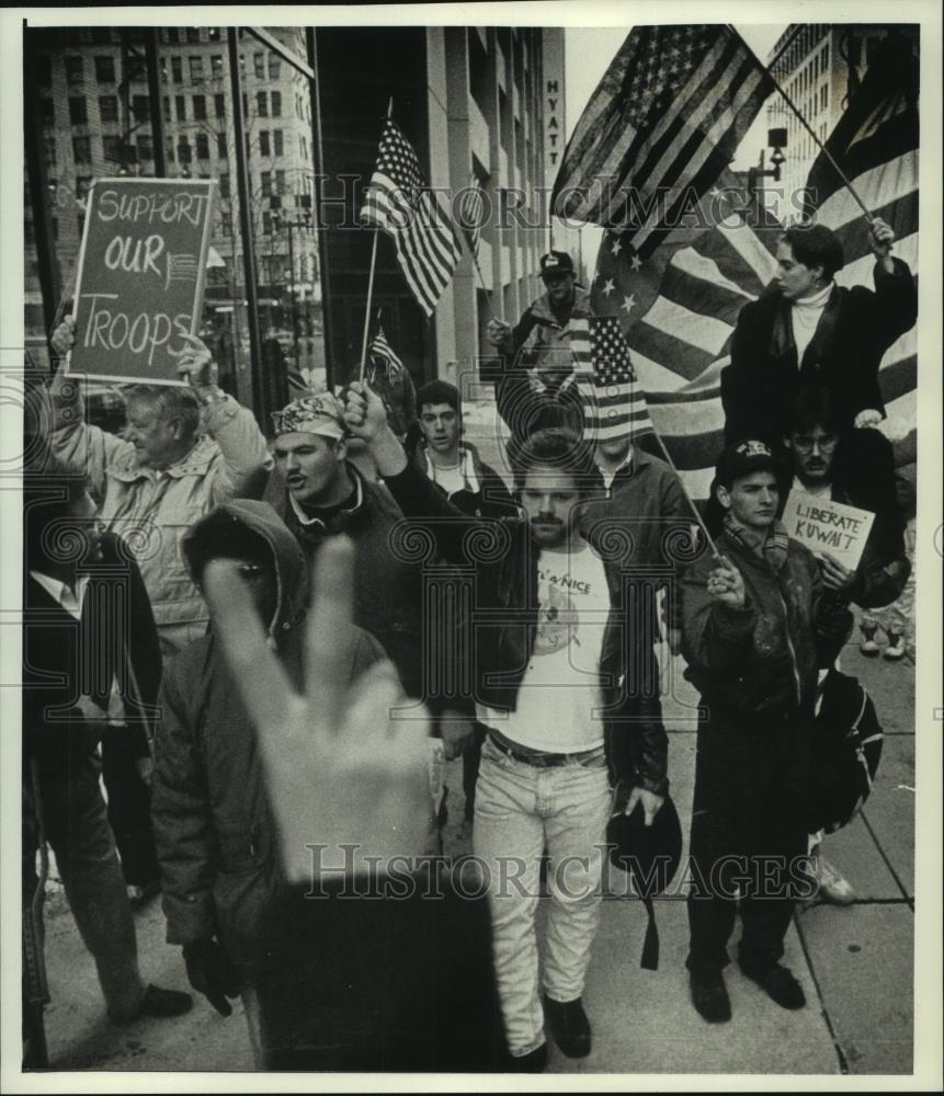 1991 Press Photo Supporters of Operation Desert Storm at Reuss Federal Plaza - Historic Images