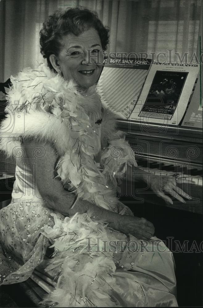 1988 Press Photo Gerri Kain sitting at the piano in her home in Milwaukee - Historic Images