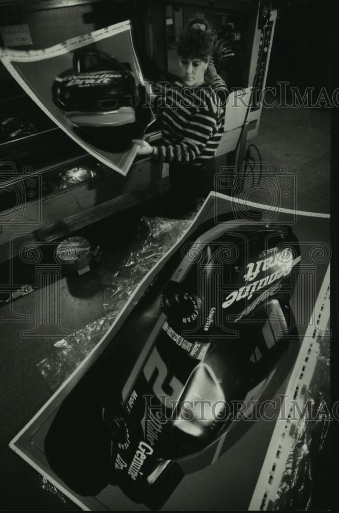 1994 Press Photo Leisa D&#39;Acquisto works on vacuum press Milwaukee-KCS Industries - Historic Images