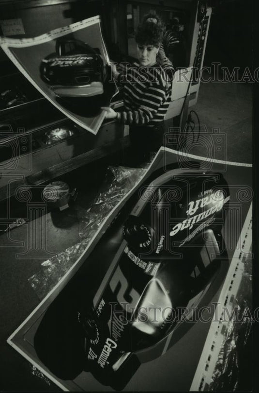 1994 Press Photo Leisa D'Acquisto works on vacuum press Milwaukee-KCS Industries - Historic Images
