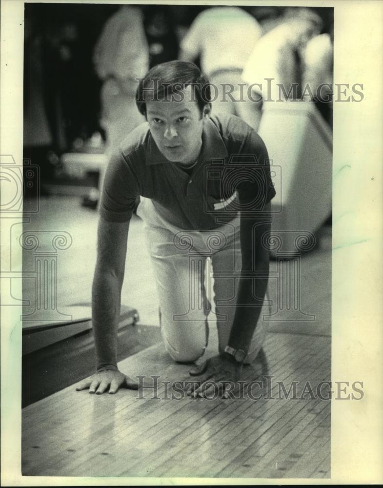 1985 Press Photo Common Council President John R. Kalwitz lost footing and fell - Historic Images