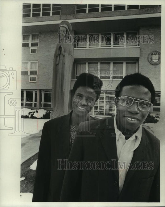 1977 Press Photo Ugandans outside on St.Francis Seminary grounds. - mjb84521 - Historic Images