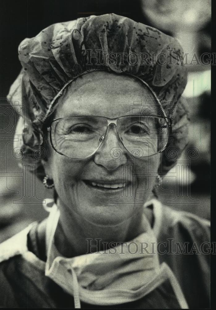 1991 Press Photo Ingrid Jurevic wearing surgical clothing in Milwaukee. - Historic Images