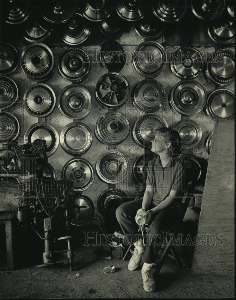 1987 Press Photo Gail Baumgartner, collection of hubcaps, Germantown, Wiscosin - Historic Images