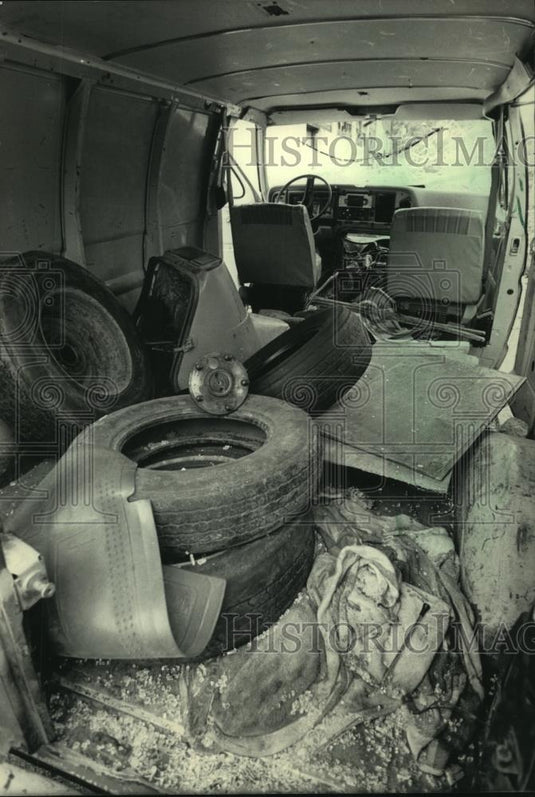 1986 Press Photo Junked, stripped cars & trucks litter a parking lot, South Side - Historic Images