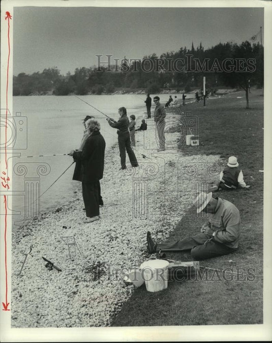 1978 Press Photo People fishing, The Village of Pewaukee, Wisconsin - mjb84589 - Historic Images