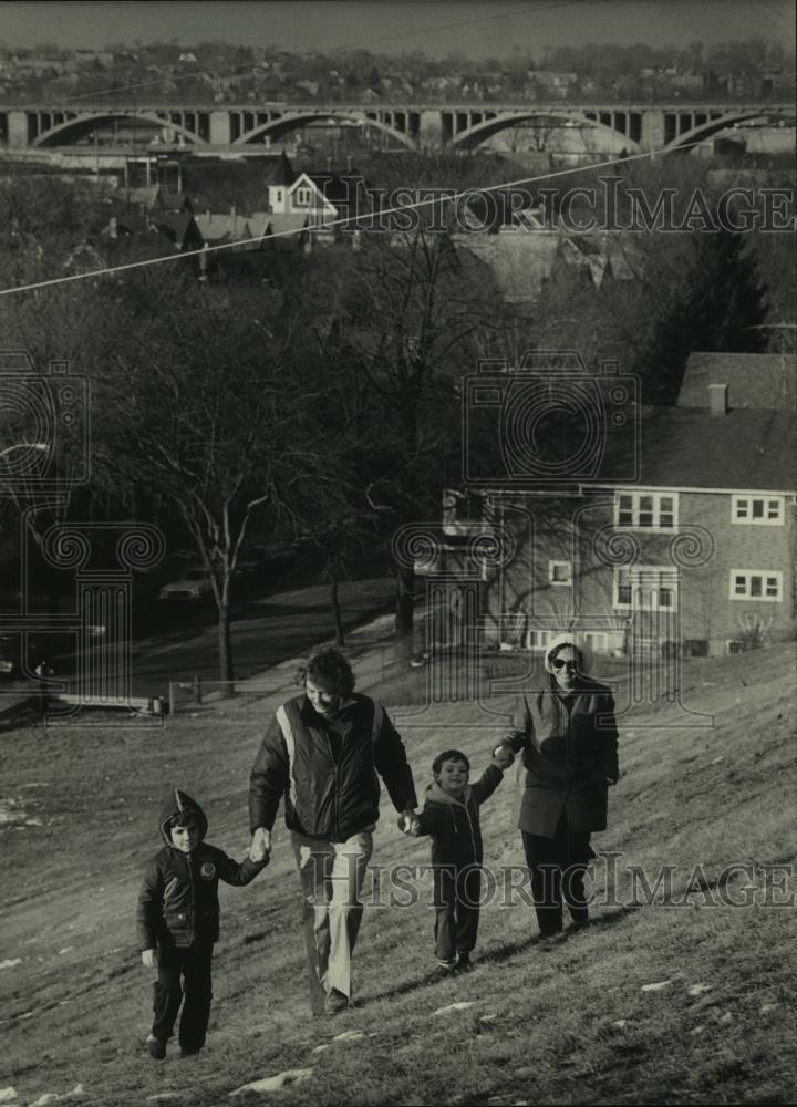 1987 Press Photo The Finn family hiking up Indian Hill in Piggsville. - Historic Images