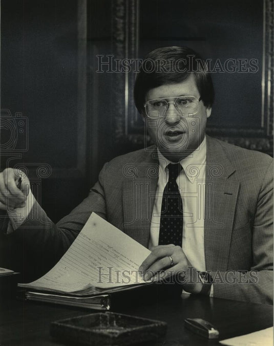 1985 Press Photo Sale Finance Group's Officer Gerald Grossman in Milwaukee - Historic Images