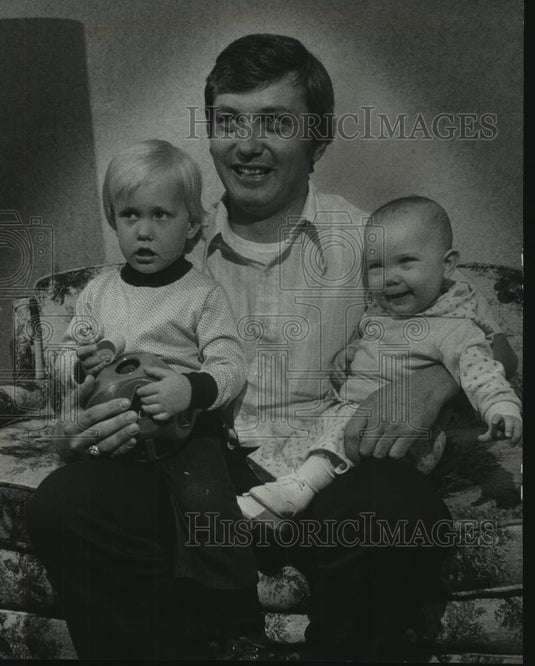 1976 Press Photo Claude Kennedy holds his kids Ryan & Molly in Milwaukee - Historic Images