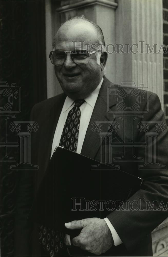 1994 Press Photo Preview party chair Don Kennedy for Milwaukee Symphony League - Historic Images