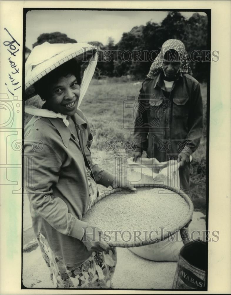 1986 Press Photo Rice farmers in Das Marina, Cavite Province Manila, Philippines - Historic Images