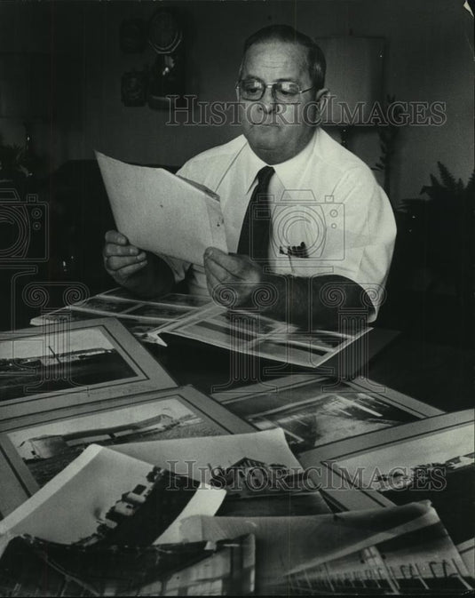 1976 Press Photo Donald Kabitzke studied photographs, history of North Praire - Historic Images