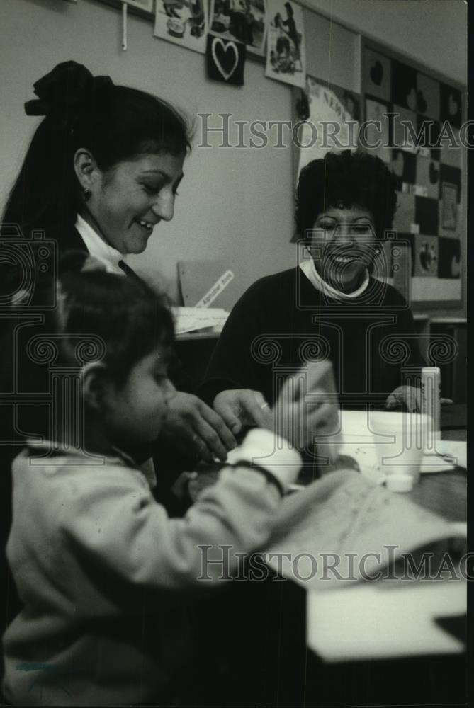 1994 Press Photo Maria Tapia works with Silvia &amp; Fabiola Huerta at Kagel School - Historic Images