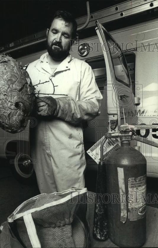 1989 Press Photo Bee Man Curt Jepson shows wasp nest he removed - mjb84846 - Historic Images