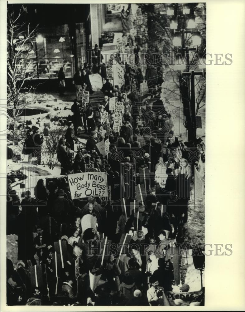 1991 Press Photo Persian Gulf Military Force demonstration, Reuss Federal Plaza - Historic Images