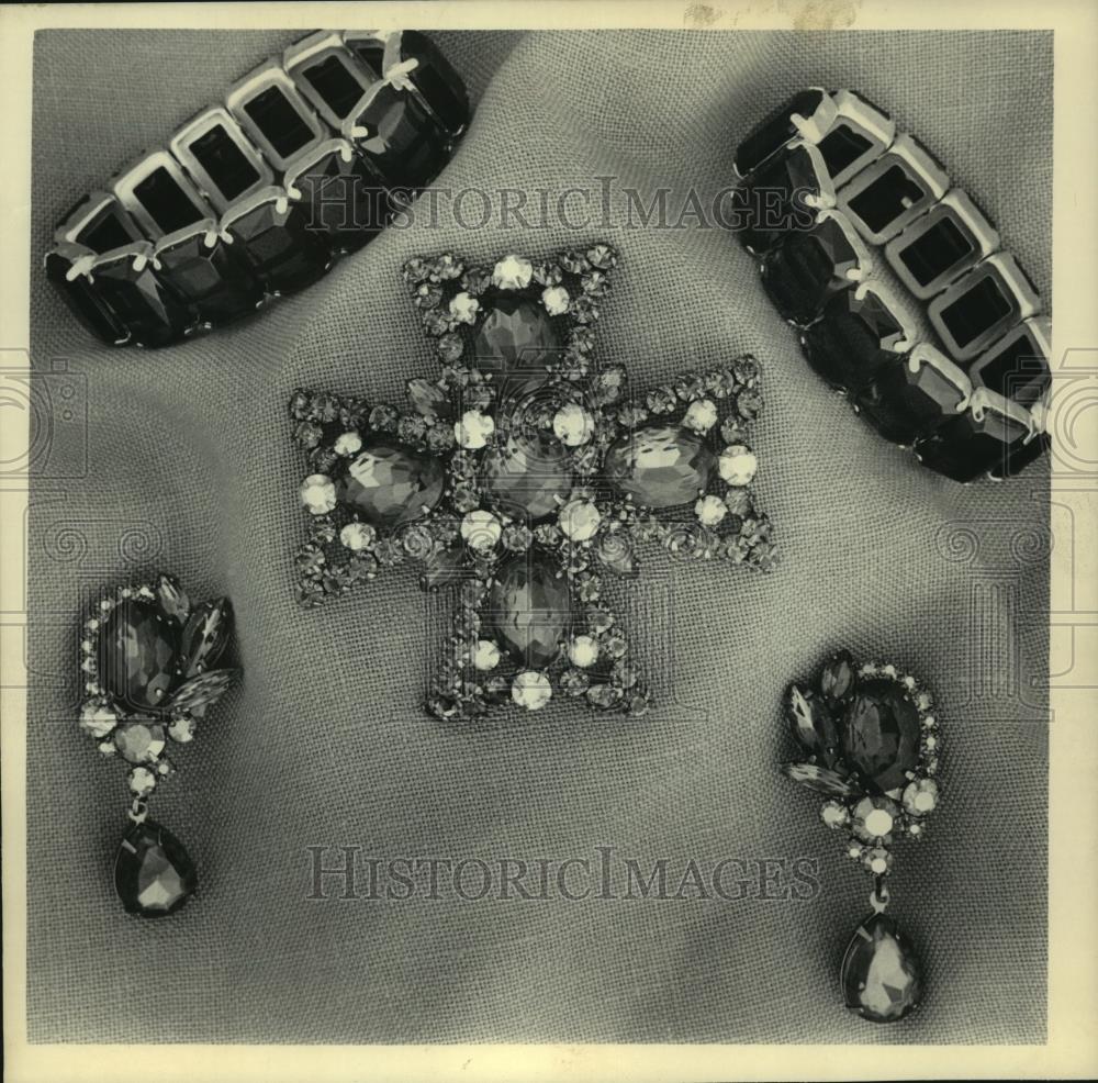 1985 Press Photo Sapphire and emerald Maltese cross pin, earrings and bracelets - Historic Images