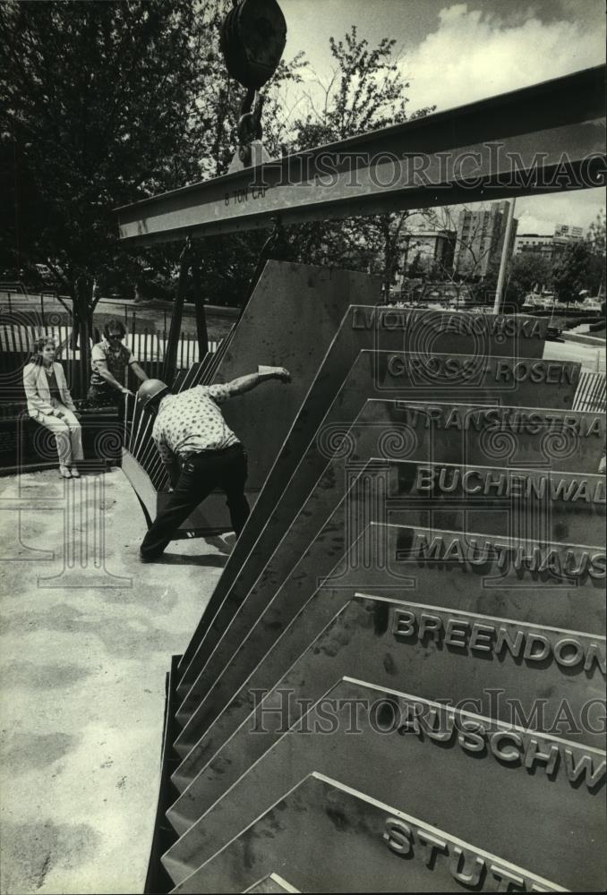 1983 Press Photo Designer Claire Lieberman (L), Milwaukee Holocaust monument, - Historic Images