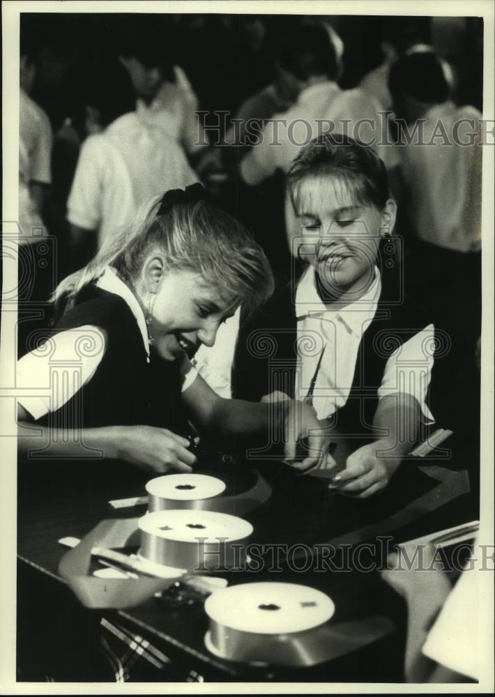 1990 Press Photo Girls cutting ribbon, Persian Gulf military families, Milwuakee - Historic Images