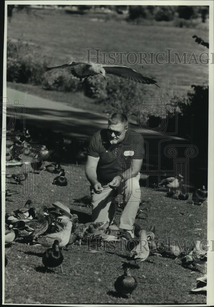 1989 Press Photo Al Emmons of Greendale fed the ducks in Juneau Park - mjb84955 - Historic Images