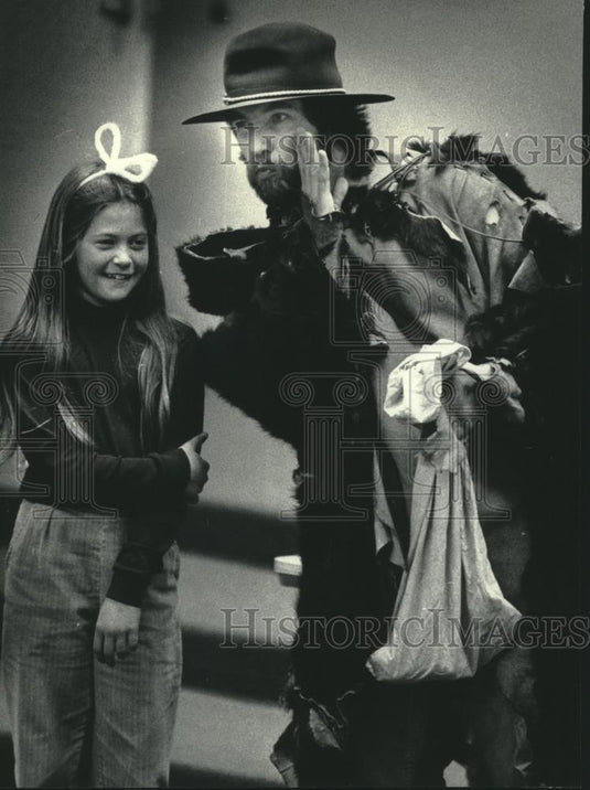 1985 Press Photo Brookfield: Alyson Marklein received advice from Critterman - Historic Images