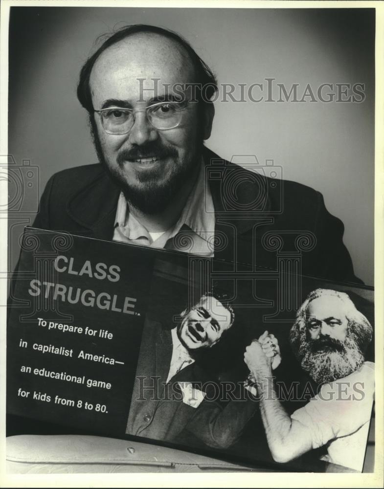 1979 Press Photo Milwaukee Dr Bartell Ollman displays his game, &quot;Class Struggle&quot; - Historic Images