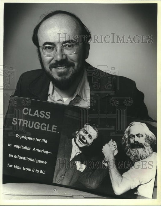 1979 Press Photo Milwaukee Dr Bartell Ollman displays his game, "Class Struggle" - Historic Images