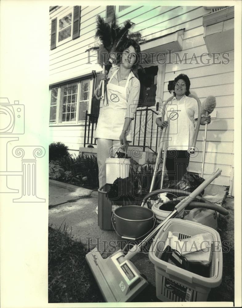 1987 Press Photo Vicki John and Laura Pruitt of Dirtbusters, Inc. - mjb85041 - Historic Images